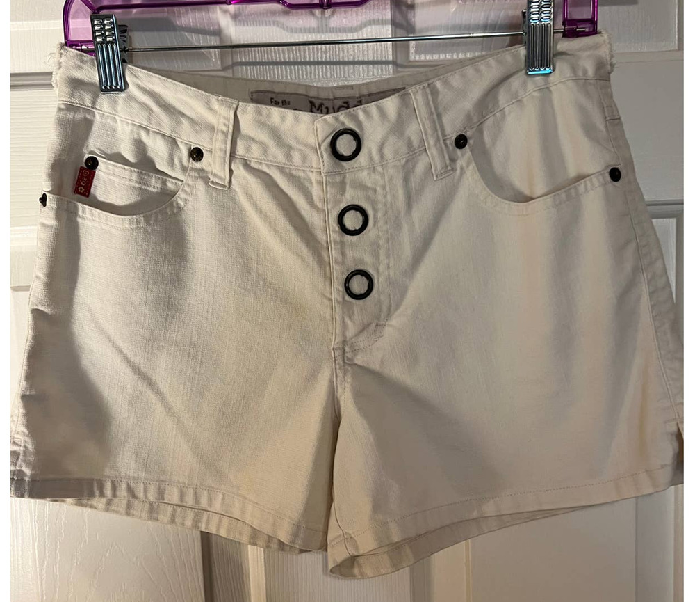 Mudd Jeans Women's White Shorts Three Button Snap Size 5 WAIST SIDES ARE CUT